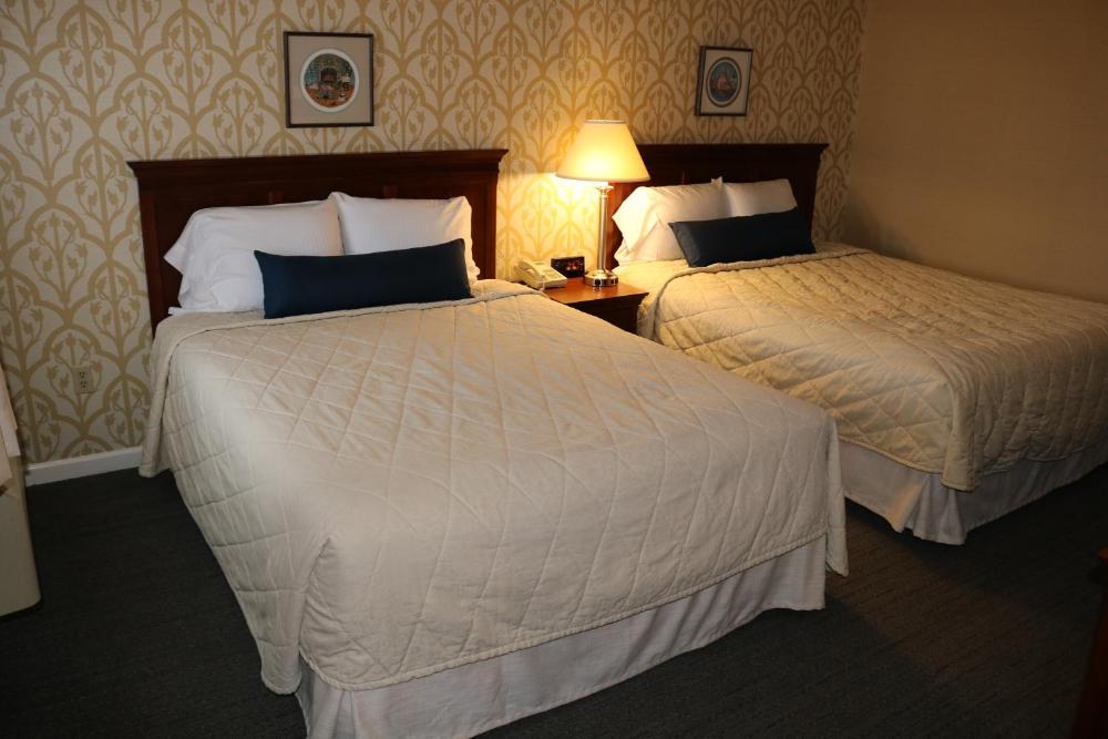 Queen Suite with Spa Bath interior